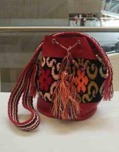 Bolso wayu cuero con tira tejida
