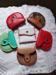 Monederos en cuero y crochet